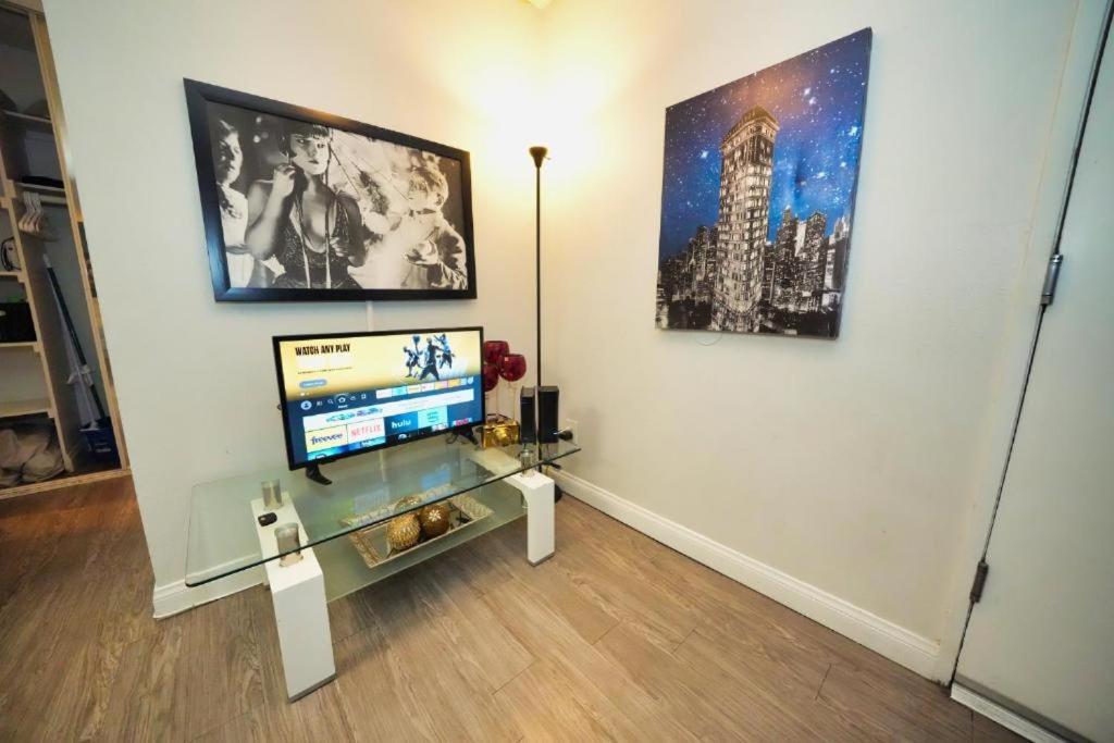 Relaxing Hollywood With Pool & Balcony Apartment *